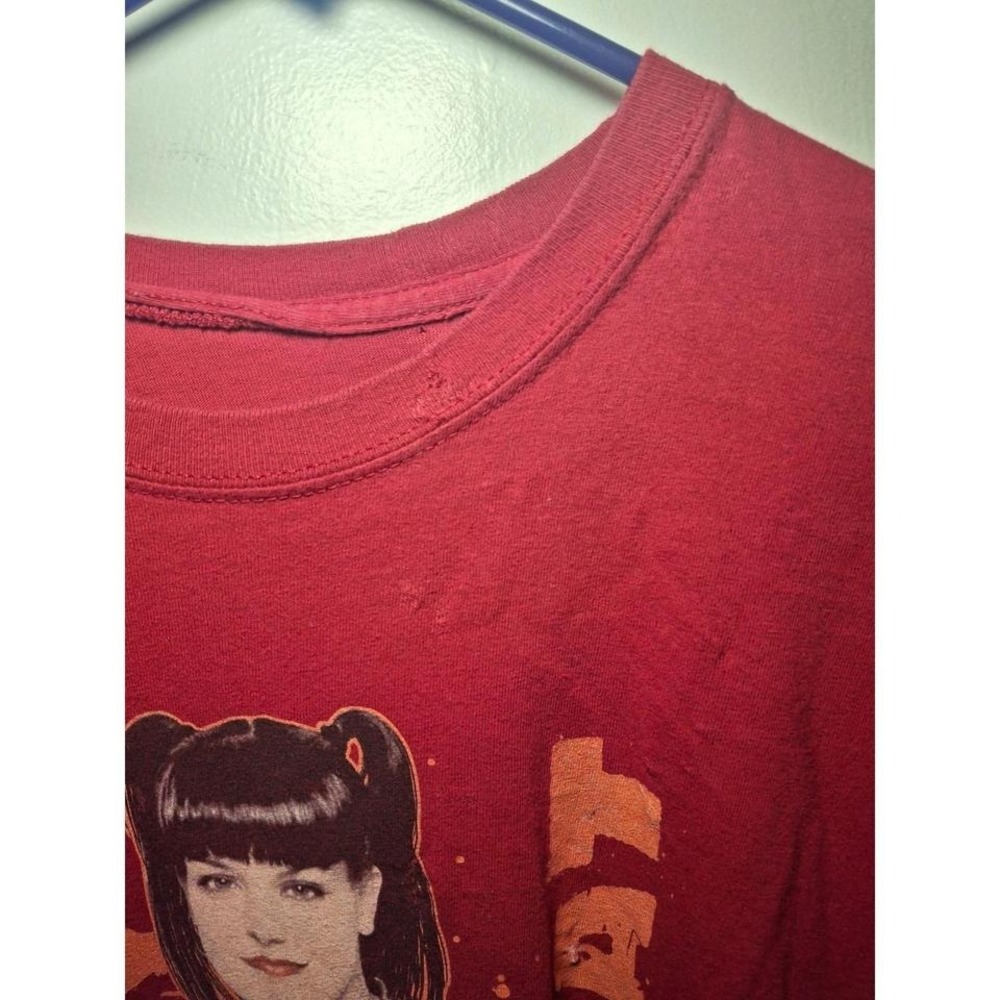 T-Shirt - Picture 2 of 4
